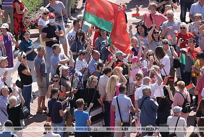 На площади Независимости в Минске люди собрались на митинг в поддержку мира и спокойствия в Беларуси