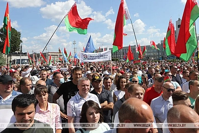 "Мы разные, но Беларусь у нас одна" - митингующие на площади Независимости в Минске приняли петицию в поддержку мира
