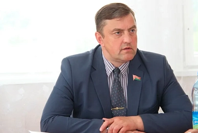 Депутат: нужно менять свою жизнь на основе Конституции и здравого смысла