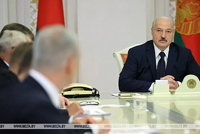 Лукашенко: мы не допустим обвала национальной валюты и, уцепившись руками, не сдерживаем курс рубля