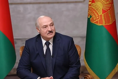 "Я не трус и бежать не собираюсь" - Лукашенко объяснил свое появление с автоматом у Дворца Независимости