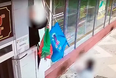 В Минске задержали двух парней, которые сорвали флаг с административного здания