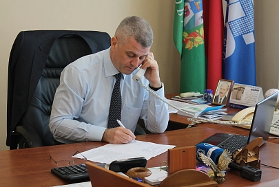 Сенатор Алексей Неверов провел прямую телефонную линию 