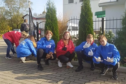 В Гомеле волонтеры помогли в благоустройстве территории храма