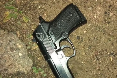 Под Столбцами мужчина и женщина угрожая муляжом пистолета ограбили магазин