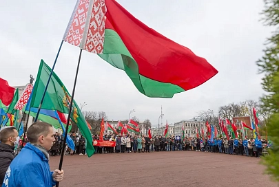 На площади Ленина в Гомеле состоялся митинг, посвященный 103-й годовщине Октябрьской революции