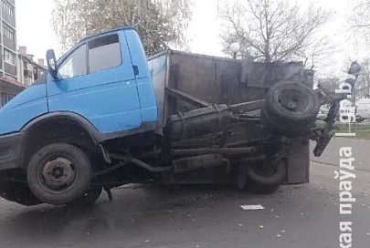 Фотофакт: В Гомеле на улице Чонгарской дивизии перевернулся автомобиль
