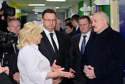 "Будем надеяться, что вышли на плато" - Лукашенко посещает районную больницу в Столбцах