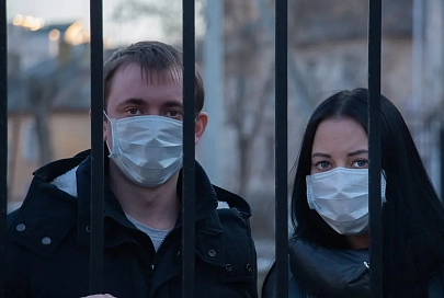 Врачи объяснили, почему не стоит носить маску на улице в мороз