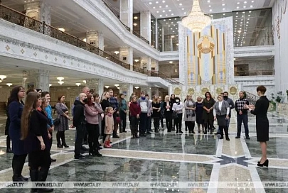 Репортаж: "Нас много и мы отстоим свою страну" - участники автопробегов побывали во Дворце Независимости