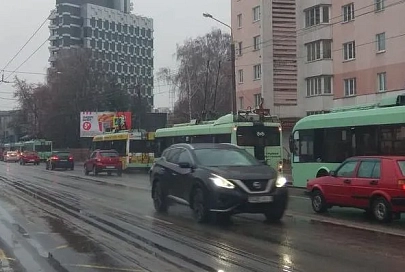 На Полесской затор из троллейбусов. Движение затруднено
