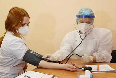 В Беларуси начали прививать медработников, находящихся в зоне риска
