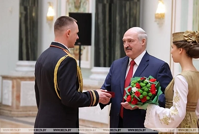 "Нация может развиваться только на позитивных идеях" - Лукашенко вручил госнаграды и генеральские погоны