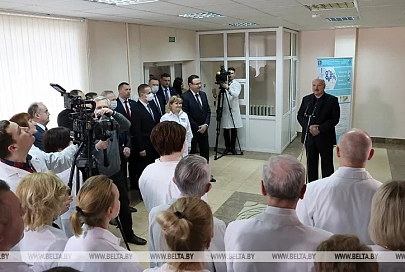 Лукашенко поблагодарил врачей за их работу в непростые времена