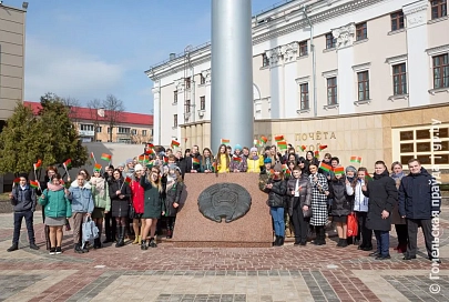 Фоторепортаж. Молодежный флешмоб прошел у гомельского флагштока