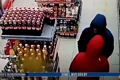 Два гомельчанина вынесли спиртное и кофе из магазина в Чечерском районе