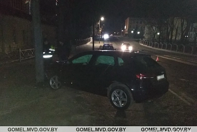В Гомеле нетрезвый водитель выехал на встречку и врезался в столб