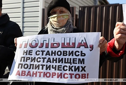 ФОТОРЕПОРТАЖ: Белорусы собрались на пикеты у дипмиссий Польши и Литвы