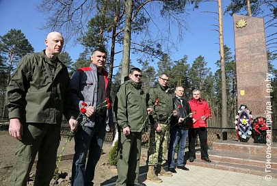 На Гомельщине прошел субботник по сбору средств на восстановление мемориального комплекса "Партизанская криничка"