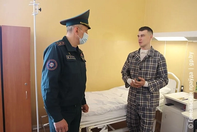 В Гомеле два спасателя получили травмы во время тушения пожара. Мы узнали, как они себя чувствуют 