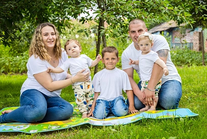 Двое в коляске, не считая Демьяна. Родители воспитывают детей или дети родителей?