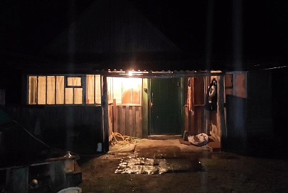 Приехавшие гости и АПИ спасли от гибели на пожаре мужчину в Ельском районе 