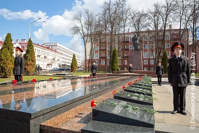 Вахта памяти у мемориала "Вечный огонь" на площади Труда