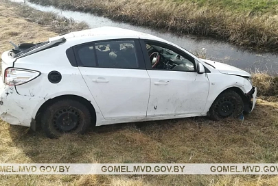 В Лельчицком районе легковушка слетела в мелиоративный канал и перевернулась - водитель погиб