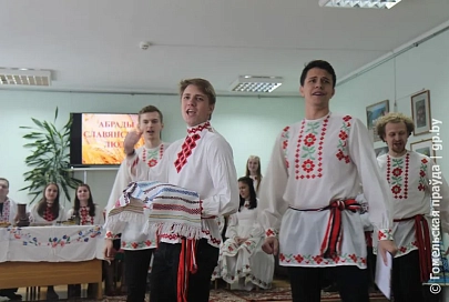 У Славянскай бібліятэцы студэнты філалагічнага і гістарычнага факультэтаў ГДУ імя Ф. Скарыны пад кіраўніцтвам выкладчыкаў зладзілі вясковыя вячоркі