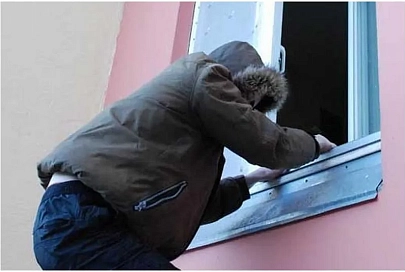 Жительница Светлогорска приехала на дачу и обнаружила не только пустые бутылки, но и пропажу инструмента. Судебные эксперты помогли найти вора по следам рук