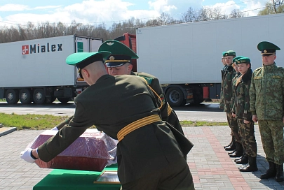 На монументе Дружбы передали останки красноармейцев-белорусов, погибших в годы Великой Отечественной войны на Украине