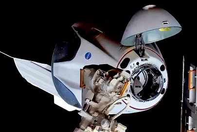 Корабль Crew Dragon с четырьмя астронавтами вернулся на Землю