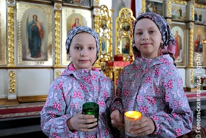 В храмы Гомеля доставили Благодатный огонь