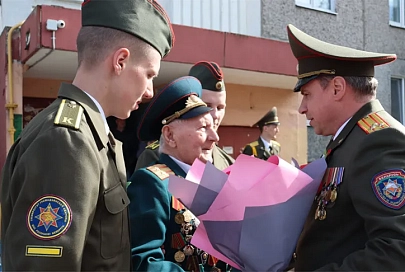 Курсанты МЧС торжественным маршем поздравили ветерана ВОВ
