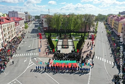 На площади Труда состоялись митинг и церемония возложения цветов и венков к мемориалу «Вечный огонь» 