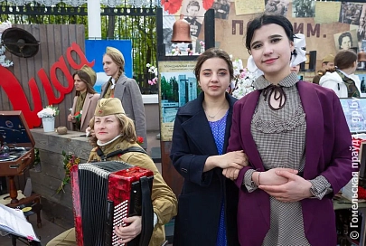 Фоторепортаж: Праздничная атмосфера в Гомеле на площади Ленина