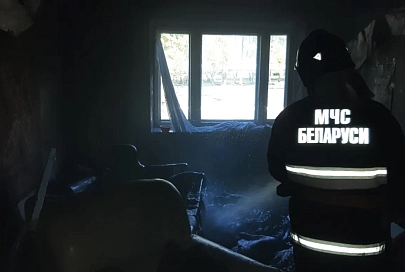 "3 месяца назад он уже горел - и снова дым из квартиры".  На пожаре в Брагине работники МЧС спасли мужчину 