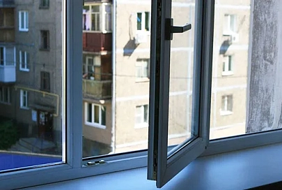 В Светлогорске с четвертого этажа выпал ребенок: проводится проверка