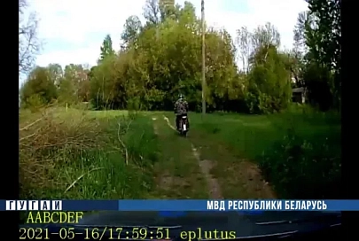 В Жлобинском районе бесправный мотоциклист пытался скрыться от сотрудников ГАИ