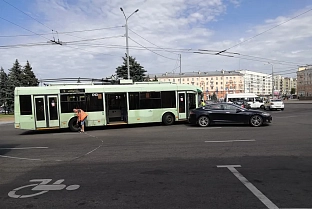 ФОТОФАКТ: на Привокзальной площади в Гомеле произошло ДТП с участием троллейбуса и легкового автомобиля