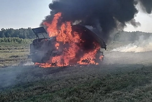 В Лоевском районе в поле загорелся комбайн