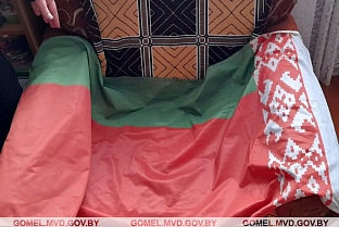В Лельчицком районе двое парней сняли флаг с фасада здания. Возбуждено уголовное дело
