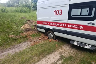Спасатели вытащили застрявшую машину скорой помощи в Буда-Кошелевском районе