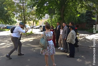 В Гомеле начался суд над Сергеем Тихановским и его сообщниками. Возле СИЗО иностранцы устроили фотосессию