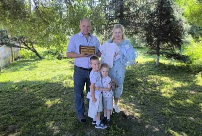 Александр Новиков поздравил Татьяну и Алексея Кузьменко с рождением третьего ребенка и вручил семье "Бацькаву кашулю"