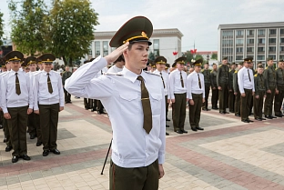 На площади Государственного флага областного центра прошел выпуск офицеров БелГУТа
