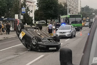 В Гомеле возле остановки ДК "Гомсельмаш" перевернулся легковой автомобиль. Водителя заблокировал Яндекс-такси неделю назад (обновлено)