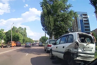 В Гомеле в ДТП попал 18-летний водитель. Он совершил наезд на припаркованные авто